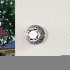 Aluminiumsgrå utevegglampe Lennias med LED-lys