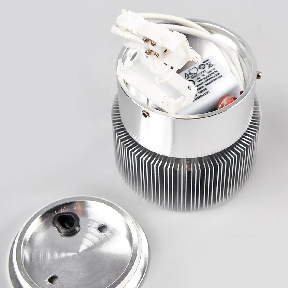 Aluminiumsgrå utevegglampe Lennias med LED-lys