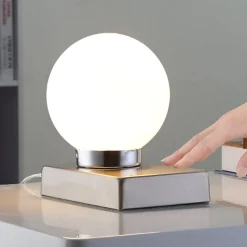 Bordlampe Naomi med glasskule