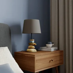 Bordlampe Vera, stoffskjerm og steindekor, 38 cm