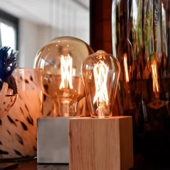 Calex bordlampe i kubeform med trefiner