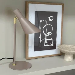 Dyberg Larsen bordlampe DL12, beige, høyde 39,5 cm, metall