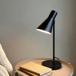 Dyberg Larsen bordlampe DL12, svart, høyde 44,5 cm, metall