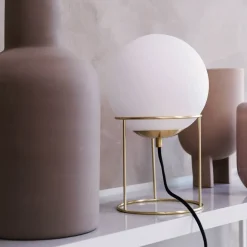 Dyberg Larsen bordlampe Madrid, opal/messingfarget, 34 cm