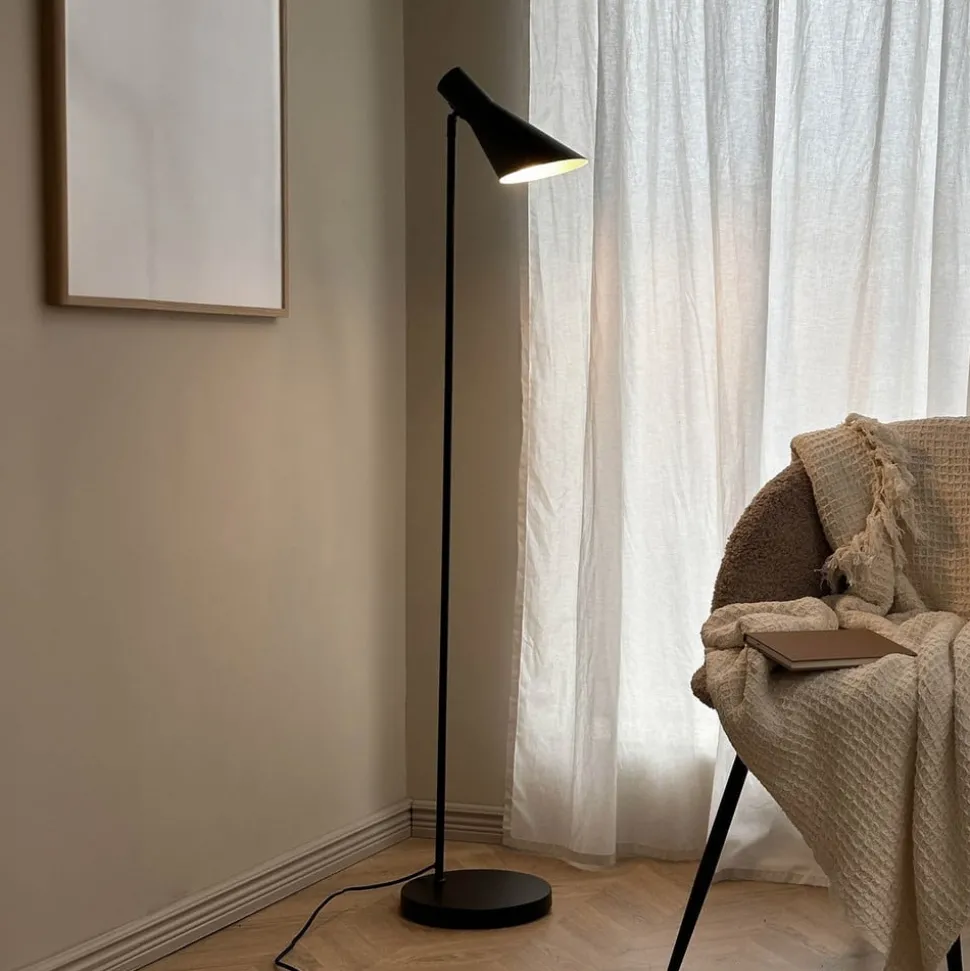 Dyberg Larsen gulvlampe DL12, svart, høyde 139 cm, metall