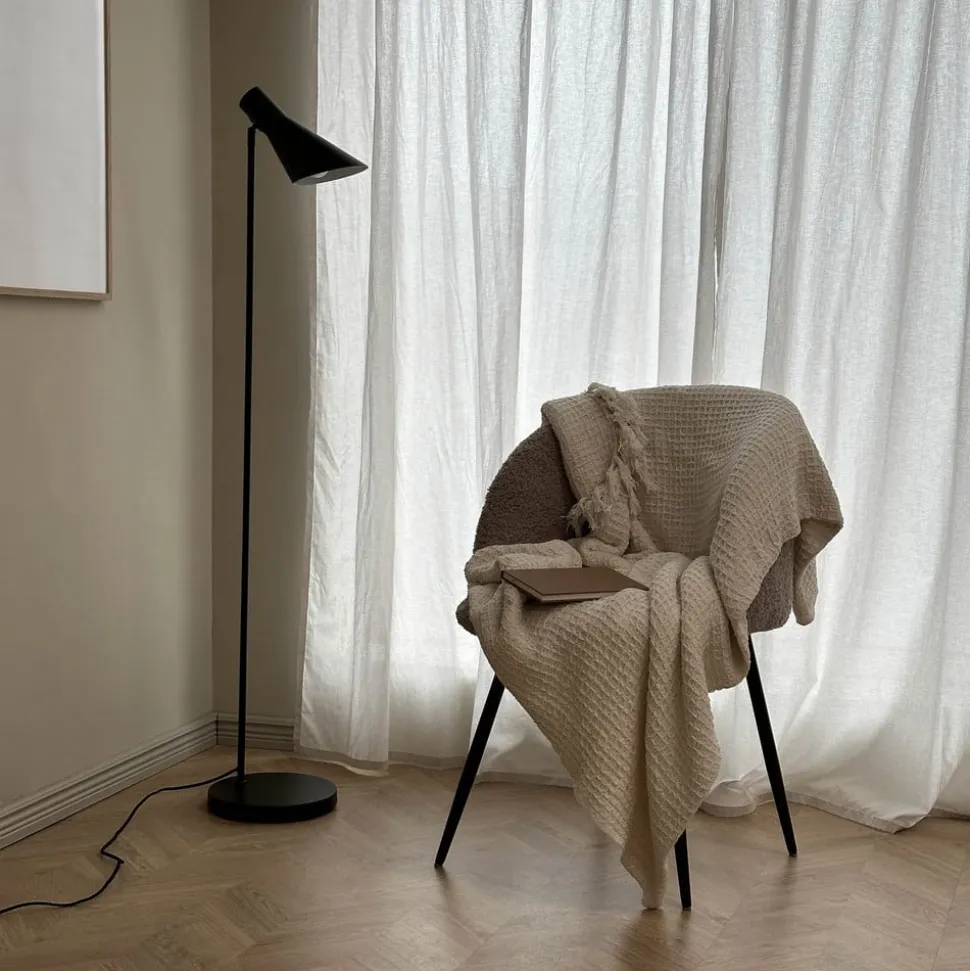 Dyberg Larsen gulvlampe DL12, svart, høyde 139 cm, metall