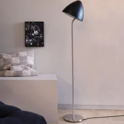 Dyberg Larsen gulvlampe Oulu, svart/stål, høyde 128 cm