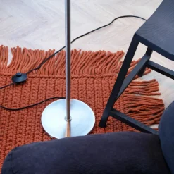 Dyberg Larsen gulvlampe Oulu, svart/stål, høyde 128 cm