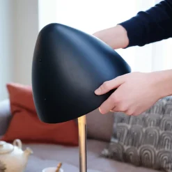 Dyberg Larsen gulvlampe Oulu, svart/stål, høyde 128 cm