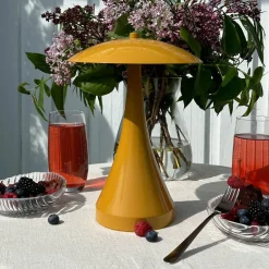 Dyberg Larsen LED-bordlampe Vienna, karri, høyde 28 cm