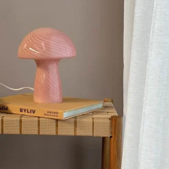 Dyberg Larsen Mushroom bordlampe, rosa, høyde 23 cm, glass