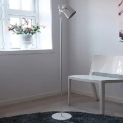 Dyberg Larsen Oslo gulvlampe av metall, hvit