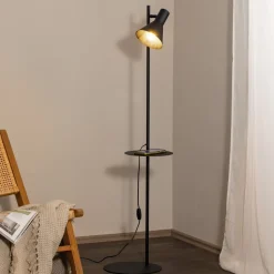 Jump gulvlampe, svart, justerbar, hylle