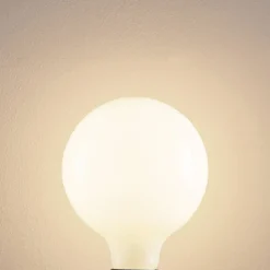 LED-pære E27 6 W G125 2 700 K globe, dimbar, opal