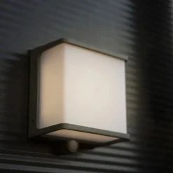 LED-solcellelampe Doblo med sensor, bredde 15 cm