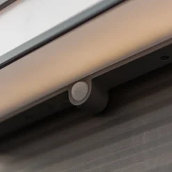 LED-solcellelampe Doblo med sensor, bredde 35 cm