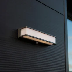 LED-solcellelampe Doblo med sensor, bredde 35 cm