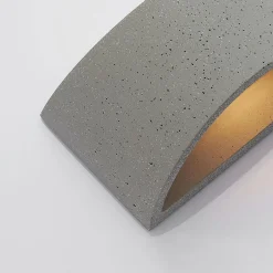 Lindby Edvin vegglampe av betong, halvrund