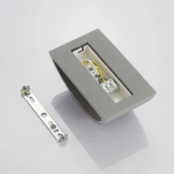 Lindby Edvin vegglampe av betong, halvrund