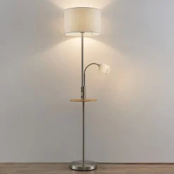 Lindby Gulvlampe Aovan, nikkelfarget, hyller, USB-port