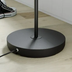 Lindby gulvlampe Karoli, svart, 156 cm, metall, fleksibel arm