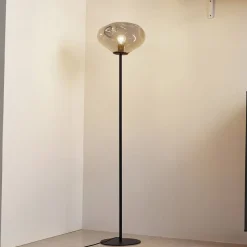 Lindby gulvlampe Lelia, røykgrå, glass, metall, 150 cm