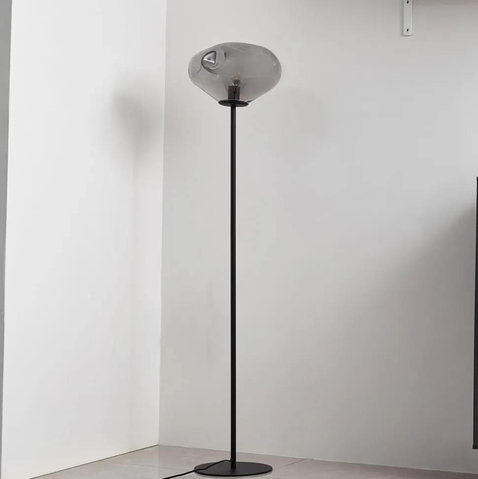 Lindby gulvlampe Lelia, røykgrå, glass, metall, 150 cm