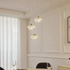 Lindby hengelampe Piatra, Ø25cm, 3 lyskilder, cognac/messing, glass