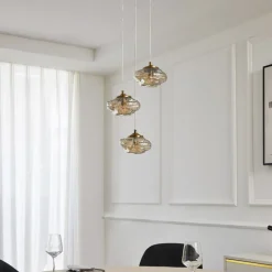 Lindby hengelampe Piatra, Ø25cm, 3 lyskilder, cognac/messing, glass