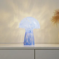 Lindby Hubi bordlampe, blå, glass, Ø 22 cm, soppform