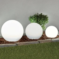 Lindby LED-solcellelamper Lago, sett med 3, kuler, jordspyd, hvit