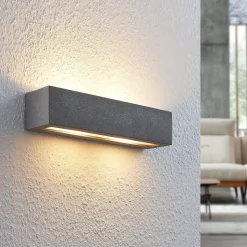 Lindby-vegglampe Nellie, grå, betong, 35,3 cm bred