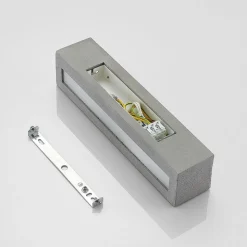 Lindby-vegglampe Nellie, grå, betong, 35,3 cm bred