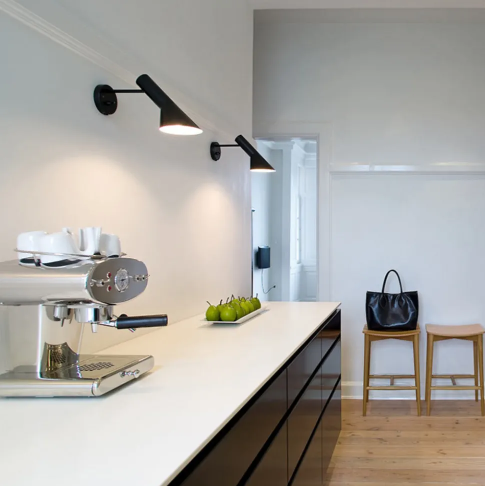 Louis Poulsen AJ - vegglampe, svart