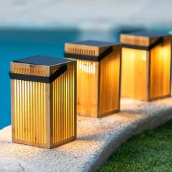 Newgarden Okinawa LED-solcellebordlampe av bambus