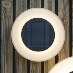 Newgarden Wally LED-vegglampe med solcellepanel, Ø 27 cm