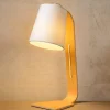 Nordisk hvit bordlampe i tre med stoffskjerm