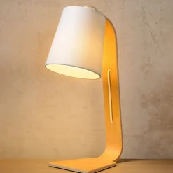 Nordisk hvit bordlampe i tre med stoffskjerm