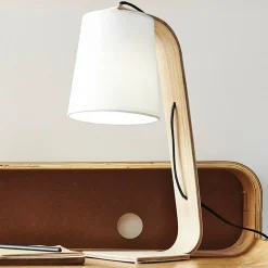 Nordisk hvit bordlampe i tre med stoffskjerm