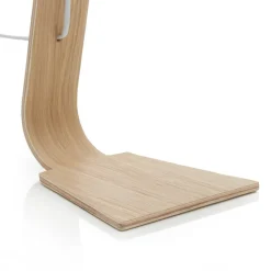 Nordisk hvit bordlampe i tre med stoffskjerm