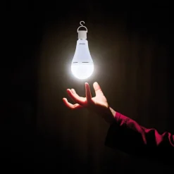 OSRAM tradisjonell LED-pære E27 8W matt 2700K oppladbart batteri nødlys