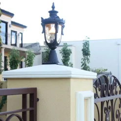 PHILADELPHIA sokkellampe i historisk design.