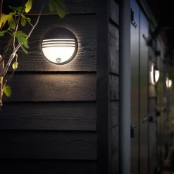 Philips Yarrow LED-utevegglys med sensor