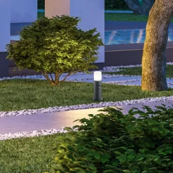 Praktisk sokkellampe Hoosic med sensor