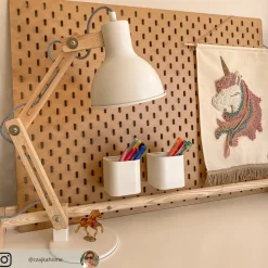 Skrivebordslampe Shivanja i tre med hvit skjerm