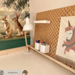 Skrivebordslampe Shivanja i tre med hvit skjerm