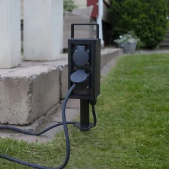 Stikkontaktsøyle med støpselkabel, jordspyd