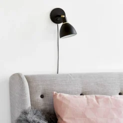 Svart vegglampe Ray med svingbar skjerm