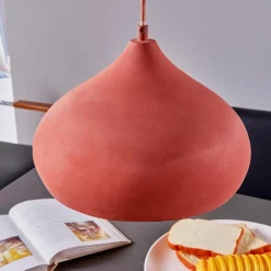 Terracotta-pendellampe Fiona i pen form