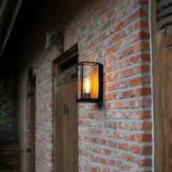 Utendørs vegglampe Flair, sentrert, treutseende